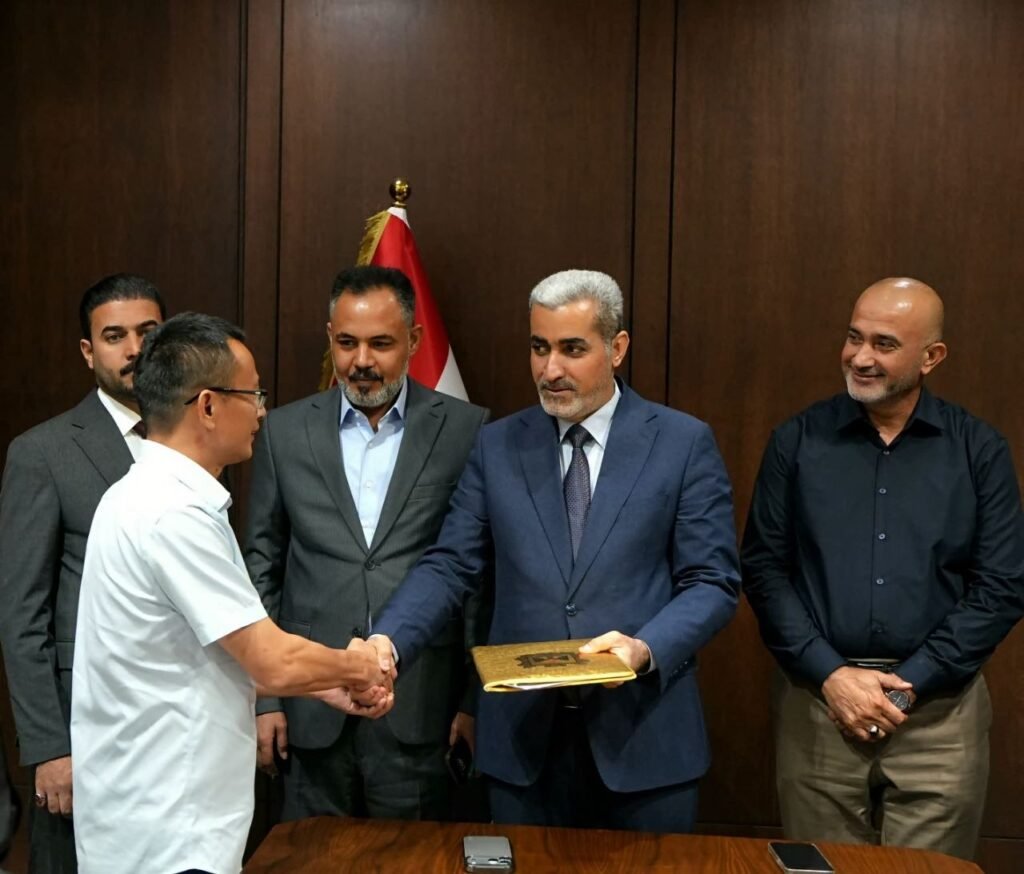 أعضاء مجلس محافظة المثنى خلال تسليم أرض محطة الطاقة الشمسية بسعة 750 ميغاواط