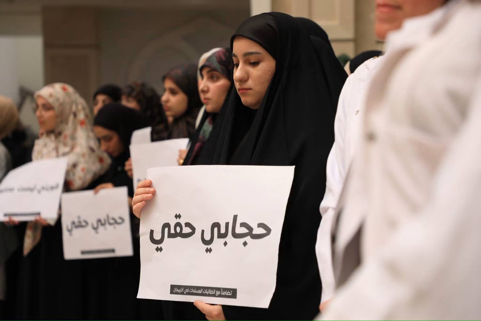 جانب من الوقفة التضامنية في جامعة الزهراء للبنات مع طالبات أذربيجان