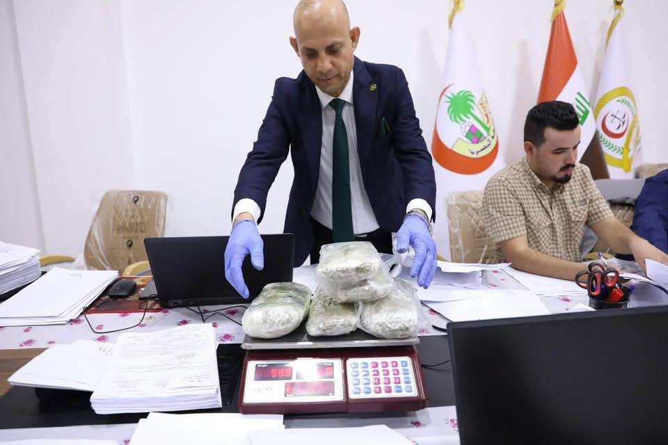 موظف في وزارة الصحة يجرد المواد المضبوطة ويطابقها قبل عملية الإتلاف