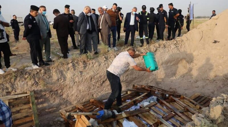 لجنة وزارة الصحة وممثلو الجهات المعنية خلال عملية إتلاف المواد المخدرة في منطقة الهدام بقضاء سفوان