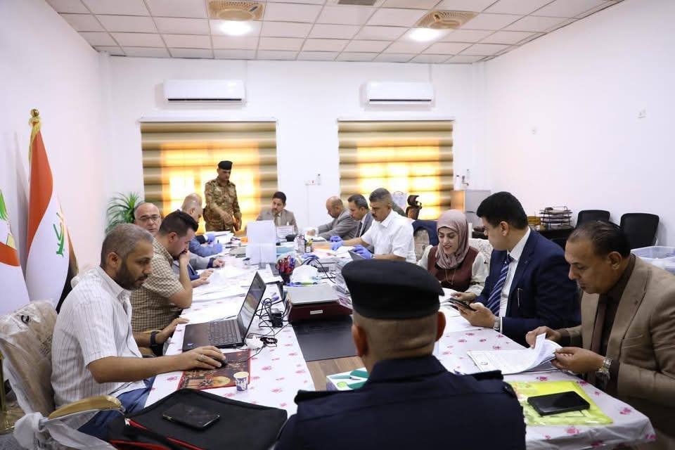 أعضاء اللجنة المختصة وممثلو الجهات المعنية خلال التدقيق في إجراءات إتلاف المواد المخدرة