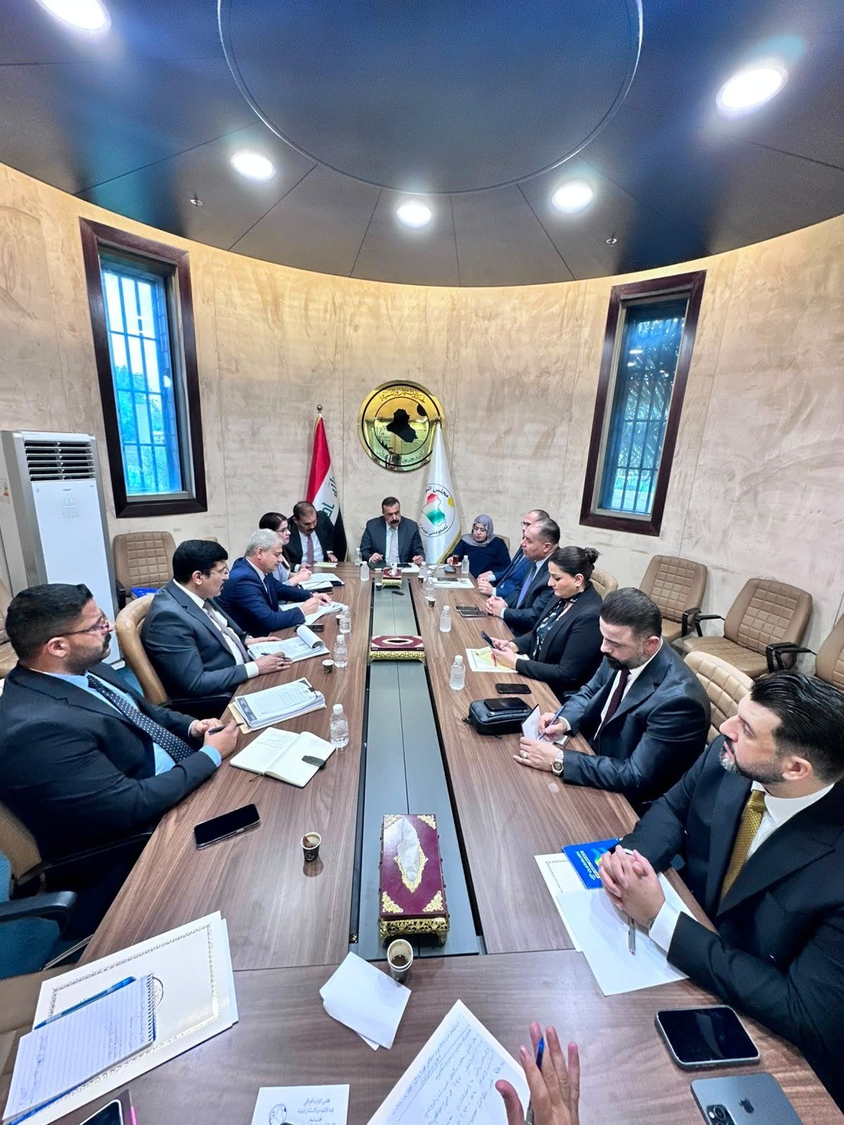 لقطة عامة لاجتماع لجنة الاستثمار والتنمية النيابية مع ممثلي هيئة الاستثمار الوطنية
