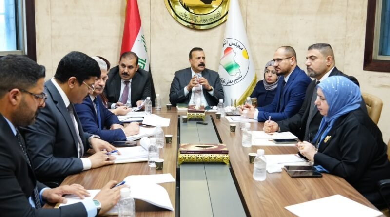أعضاء لجنة الاستثمار والتنمية النيابية خلال استضافة مدير عام الدائرة القانونية ورئيس لجنة الاعتراضات في هيئة الاستثمار الوطنية