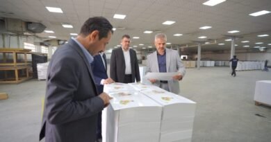 أعضاء لجنة متابعة مطابع القطاع العام يطّلعون على الكتب المدرسية المطبوعة في مطبعة دار الشؤون الثقافية