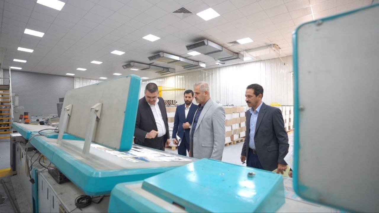 لجنة وزارة التربية تتفقد مكائن الطباعة في مطبعة دار الشؤون الثقافية