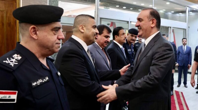 وزير الداخلية ياسر المالكي خلال مباشرته مهامه في مقر وزارة الداخلية ببغداد