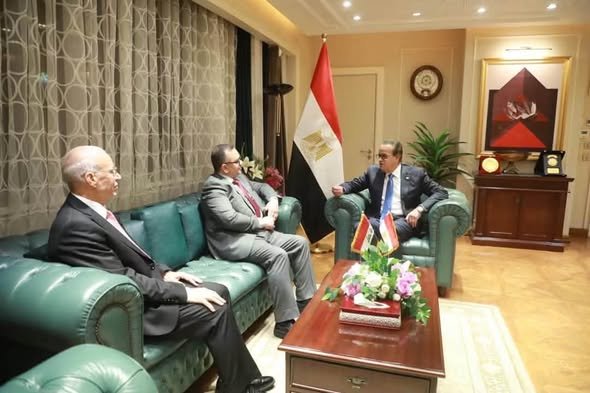 العراق ومصر يبحثان إرسال فرق طبية مصرية لتشغيل المستشفيات الجديدة وإنشاء مصانع أدوية مصرية في العراق وزير الصحة العراقي عبد الحسين الموسوي ونظيره المصري خالد عبد الغفار خلال لقائهما