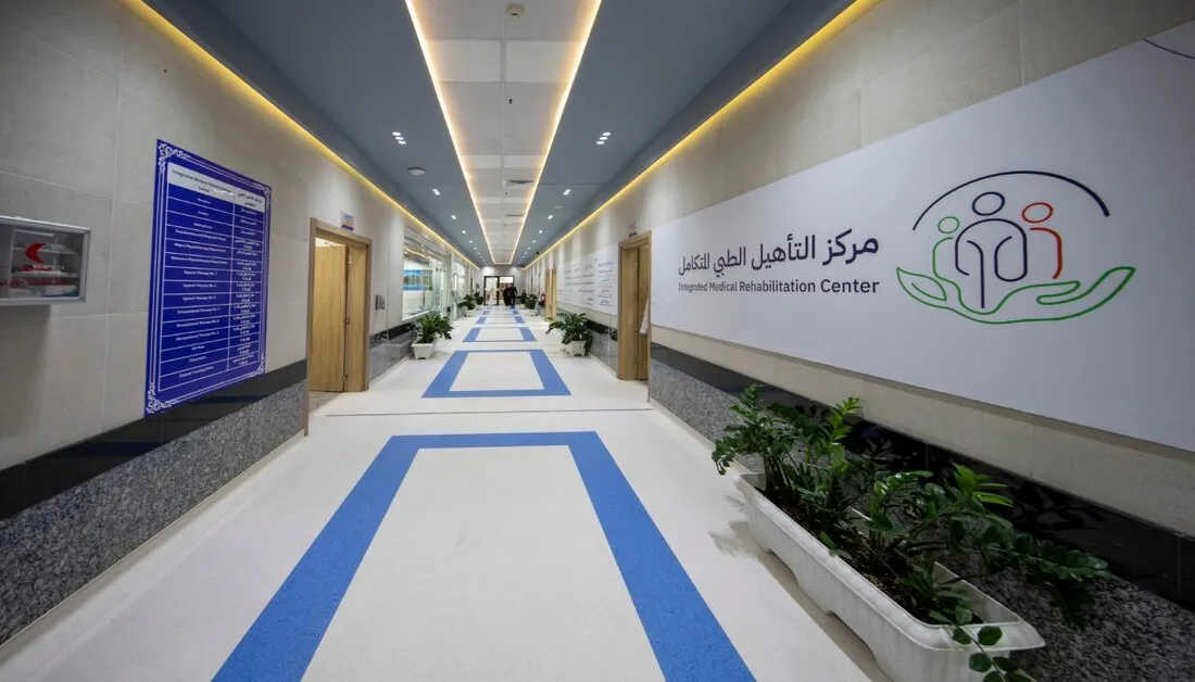 ممر مركز التأهيل الطبي المتكامل في جامعة السبطين وعليه شعار المركز